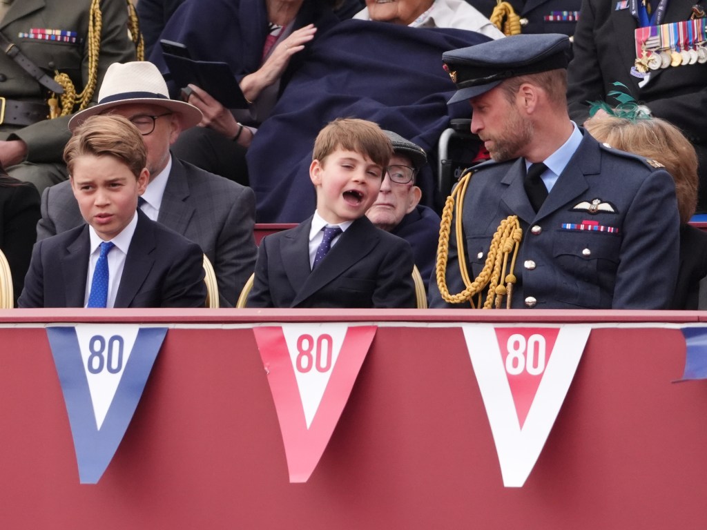 3 đứa trẻ nhà William - Kate gây chú ý khi tham gia sự kiện lớn, Hoàng tử Louis lại "chiếm sóng" vì quá nghịch- Ảnh 4.