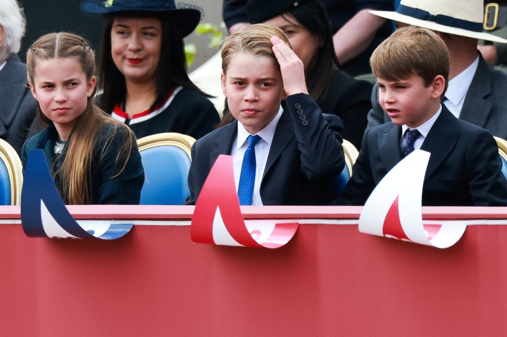 3 đứa trẻ nhà William - Kate gây chú ý khi tham gia sự kiện lớn, Hoàng tử Louis lại "chiếm sóng" vì quá nghịch- Ảnh 3.