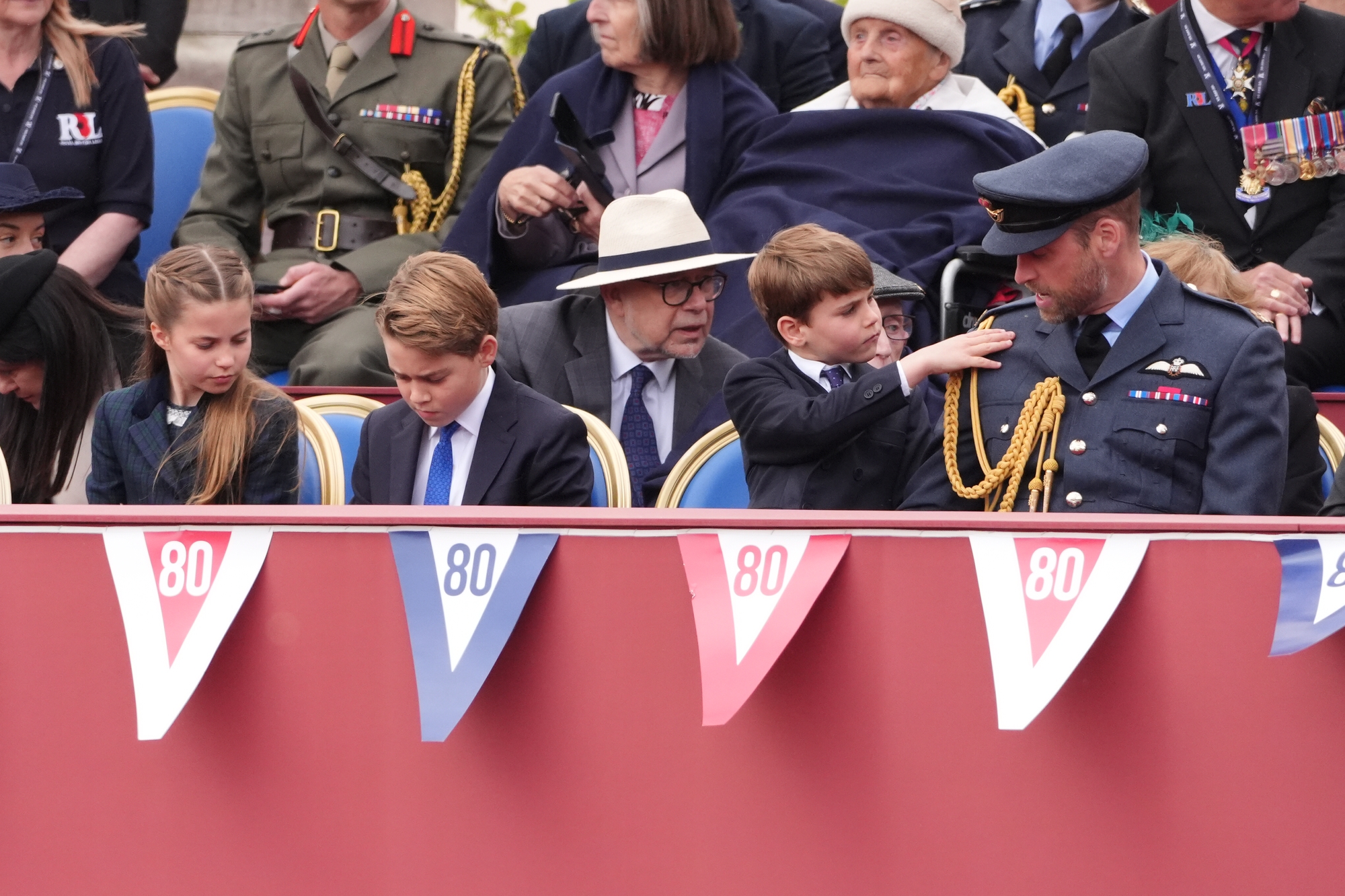 3 đứa trẻ nhà William - Kate gây chú ý khi tham gia sự kiện lớn, Hoàng tử Louis lại "chiếm sóng" vì quá nghịch- Ảnh 2.