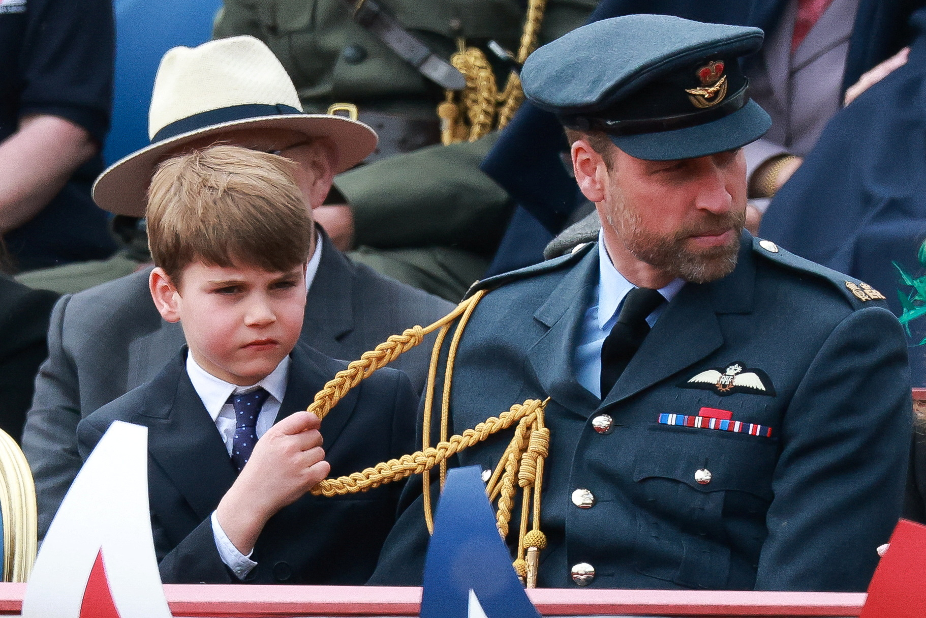 3 đứa trẻ nhà William - Kate gây chú ý khi tham gia sự kiện lớn, Hoàng tử Louis lại "chiếm sóng" vì quá nghịch- Ảnh 1.
