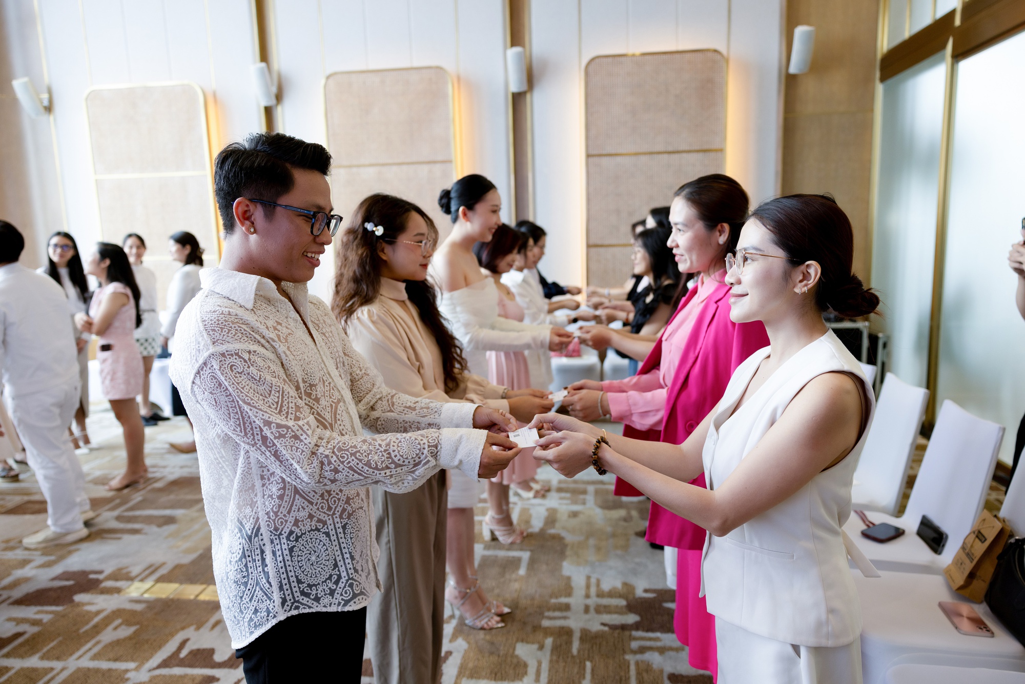 Lớp học nghi thức kinh doanh: Xu hướng mới của giới doanh nhân- Ảnh 3. Lớp học nghi thức kinh doanh: Xu hướng mới của giới doanh nhân- Ảnh 3.