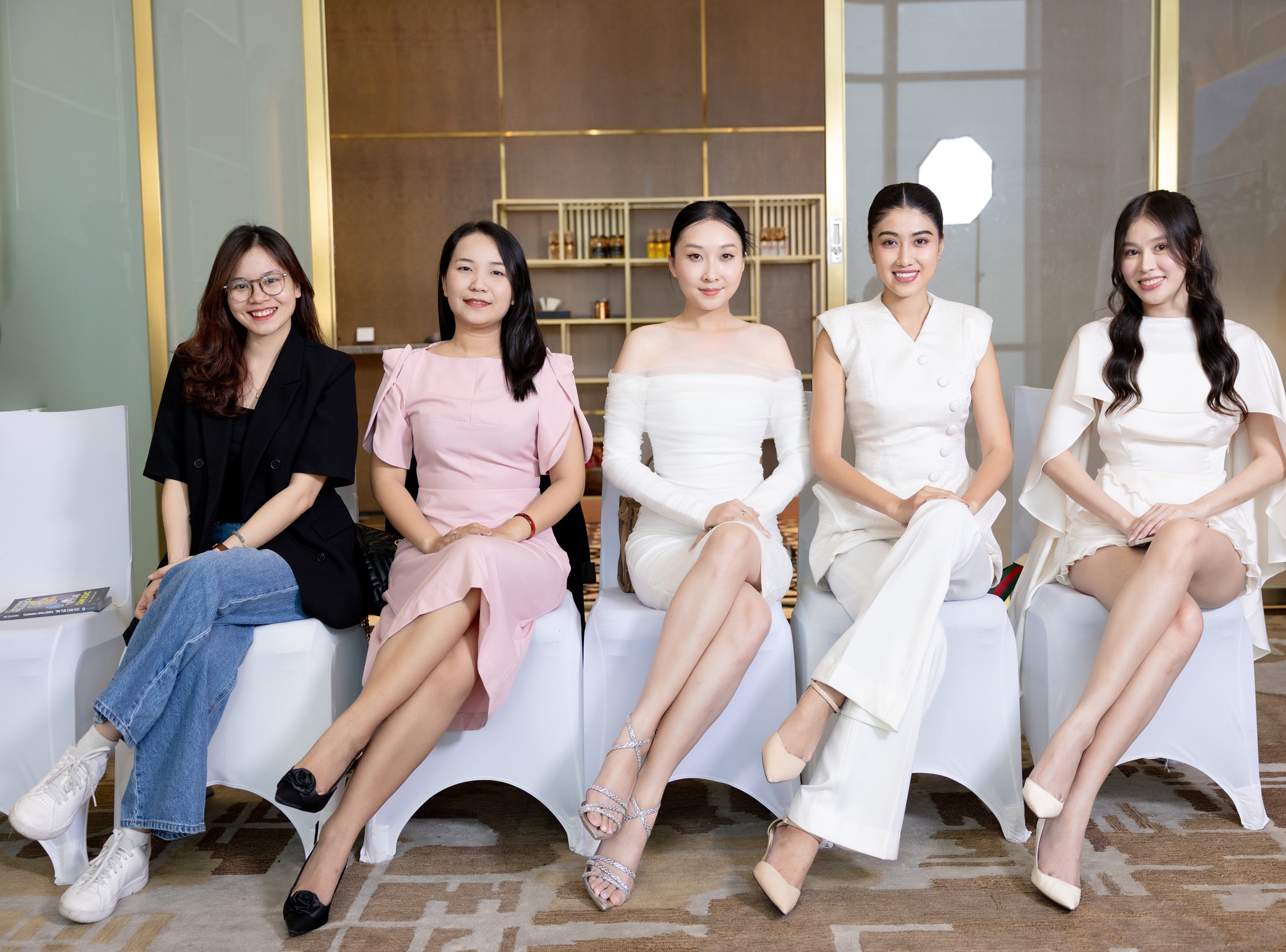 Lớp học nghi thức kinh doanh: Xu hướng mới của giới doanh nhân- Ảnh 2. Lớp học nghi thức kinh doanh: Xu hướng mới của giới doanh nhân- Ảnh 2.