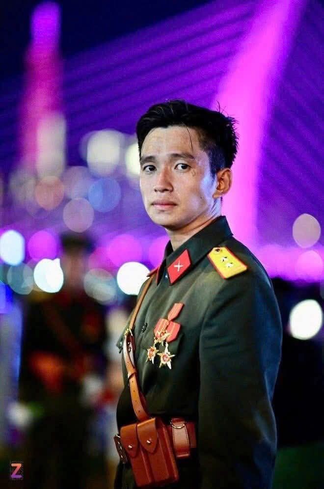 Lê Hoàng Hiệp vẫn cực hot dù đã hết "concert quốc gia": Không ngờ mặc sơ mi trắng lại "soái ca" đến mức này- Ảnh 7.