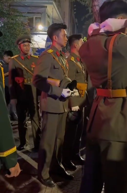 Lê Hoàng Hiệp vẫn cực hot dù đã hết "concert quốc gia": Không ngờ mặc sơ mi trắng lại "soái ca" đến mức này- Ảnh 5.