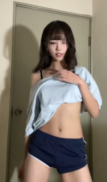 Đu trend khoe eo thon, cô gái có hành động phản cảm nhận rổ "gạch đá"- Ảnh 1. Đu trend khoe eo thon, cô gái có hành động phản cảm nhận rổ "gạch đá"- Ảnh 1.