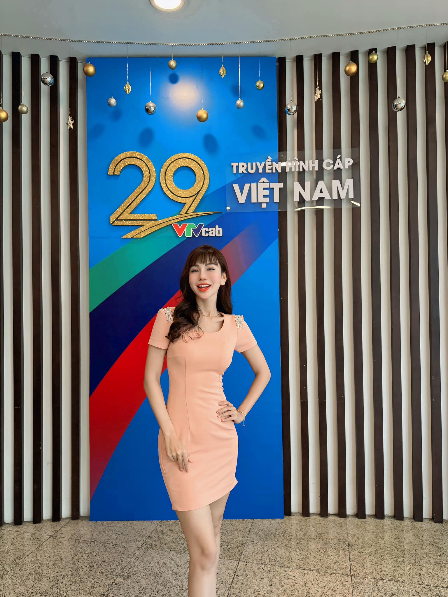 Nữ MC gợi ý mặc đẹp cho chuyến du lịch hè: Loại váy áo duyên dáng, sang chảnh tôn nhan sắc của phái đẹp Việt- Ảnh 2.