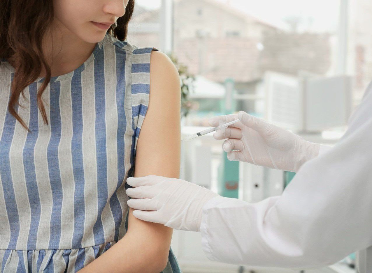 Con gái mới 9 tuổi, chưa dậy thì nhưng tại sao bác sĩ vẫn khuyên tiêm HPV ngay: Đây là điều WHO đã xác nhận- Ảnh 1.