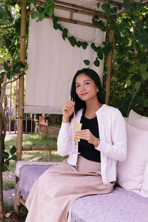 H'Hen Niê đăng ảnh khoe eo sau nửa năm giấu nhẹm, dân tình lại nhớ tới body huyền thoại thời Miss Universe - Ảnh 1.