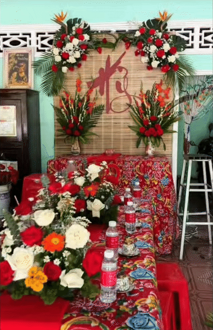 Cô dâu miền Tây tự tay làm cổng cưới, trang trí hoa tươi từ trong ra ngoài: Đẹp mỹ mãn nhưng giá rẻ bất ngờ- Ảnh 8.