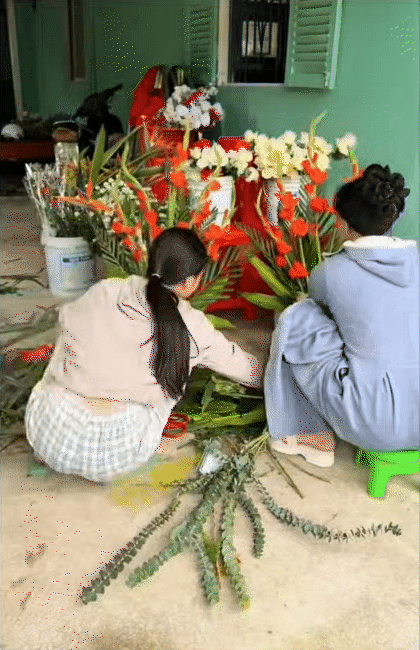 Cô dâu miền Tây tự tay làm cổng cưới, trang trí hoa tươi từ trong ra ngoài: Đẹp mỹ mãn nhưng giá rẻ bất ngờ- Ảnh 6.