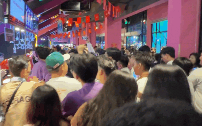 Lý Hải - Minh Hà bị hàng nghìn người bao vây, náo loạn cả một khu phố- Ảnh 2. Lý Hải - Minh Hà bị hàng nghìn người bao vây, náo loạn cả một khu phố- Ảnh 2.
