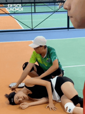 Kỳ Hân để lộ đôi chân đầy sẹo sau chấn thương gãy chân trên sân pickleball khiến dân tình xôn xao- Ảnh 2. Kỳ Hân để lộ đôi chân đầy sẹo sau chấn thương gãy chân trên sân pickleball khiến dân tình xôn xao- Ảnh 2.