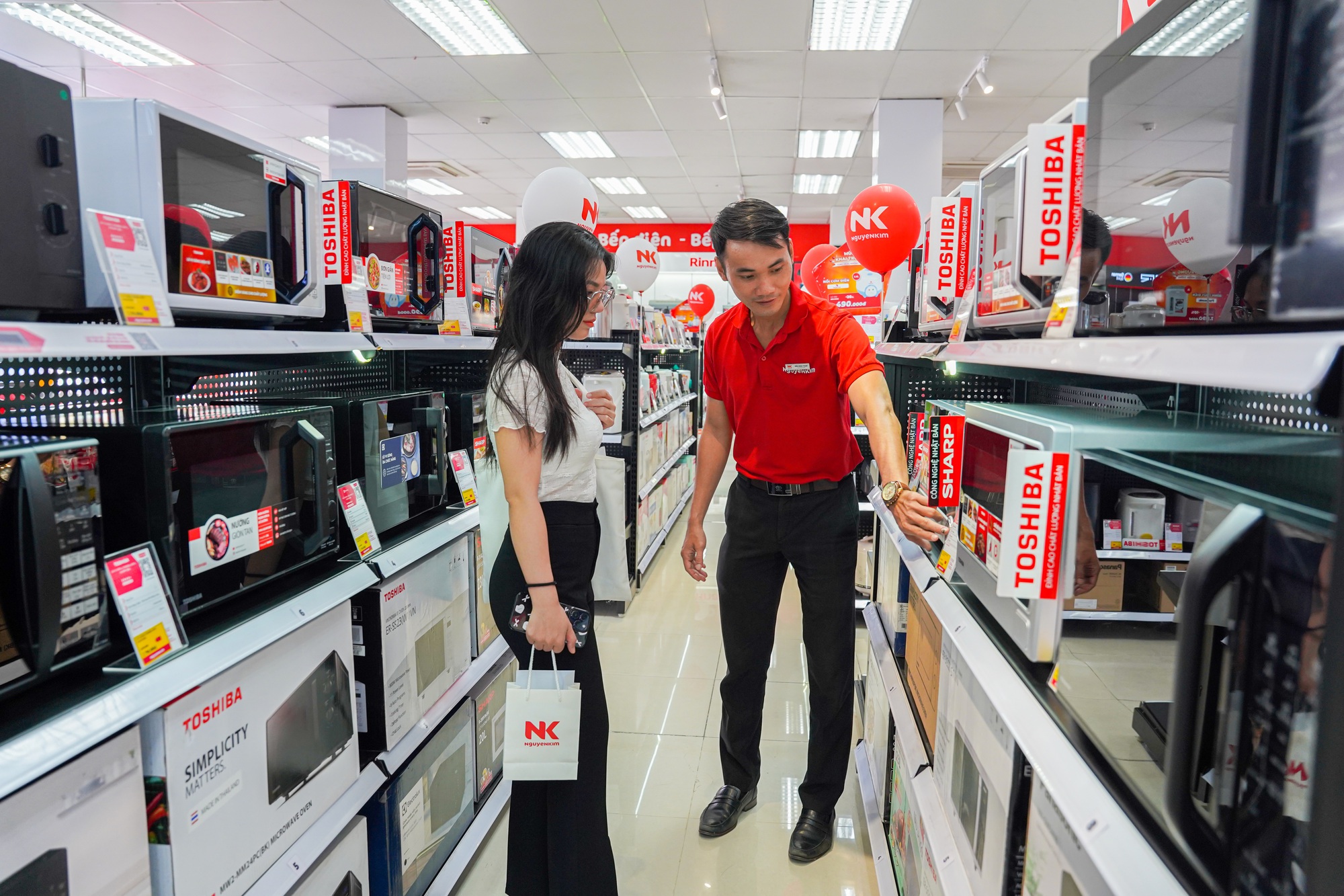 Thị trường điện máy nóng lên, Nguyễn Kim tung biệt đội dập nhiệt- Ảnh 3. Thị trường điện máy nóng lên, Nguyễn Kim tung biệt đội dập nhiệt- Ảnh 3.