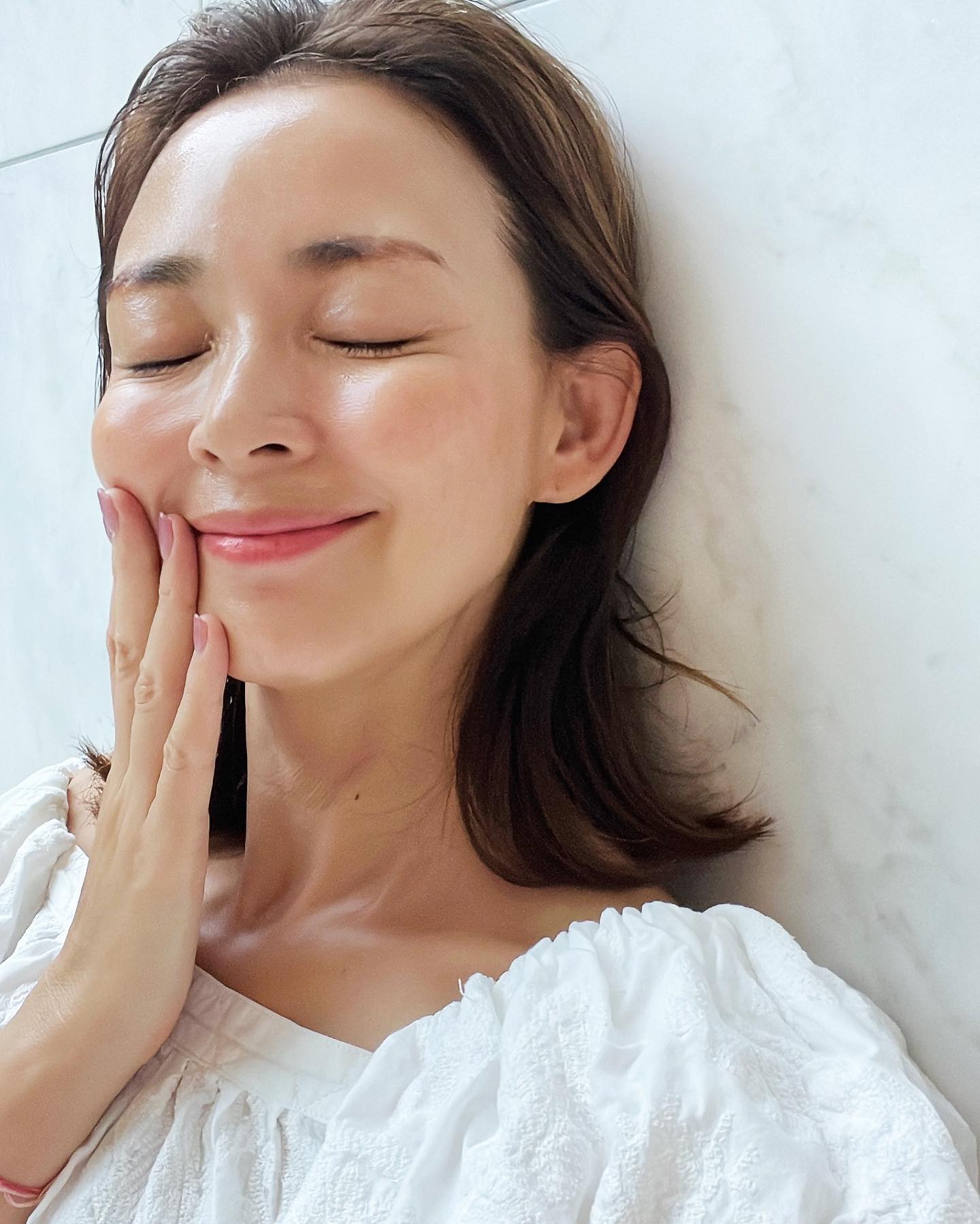 Giữ 1 tư thế trong 2 phút, chị em càng tập càng trẻ lâu: Vừa siết mỡ, vừa giúp mặt nhỏ gọn, da mịn màng- Ảnh 1.