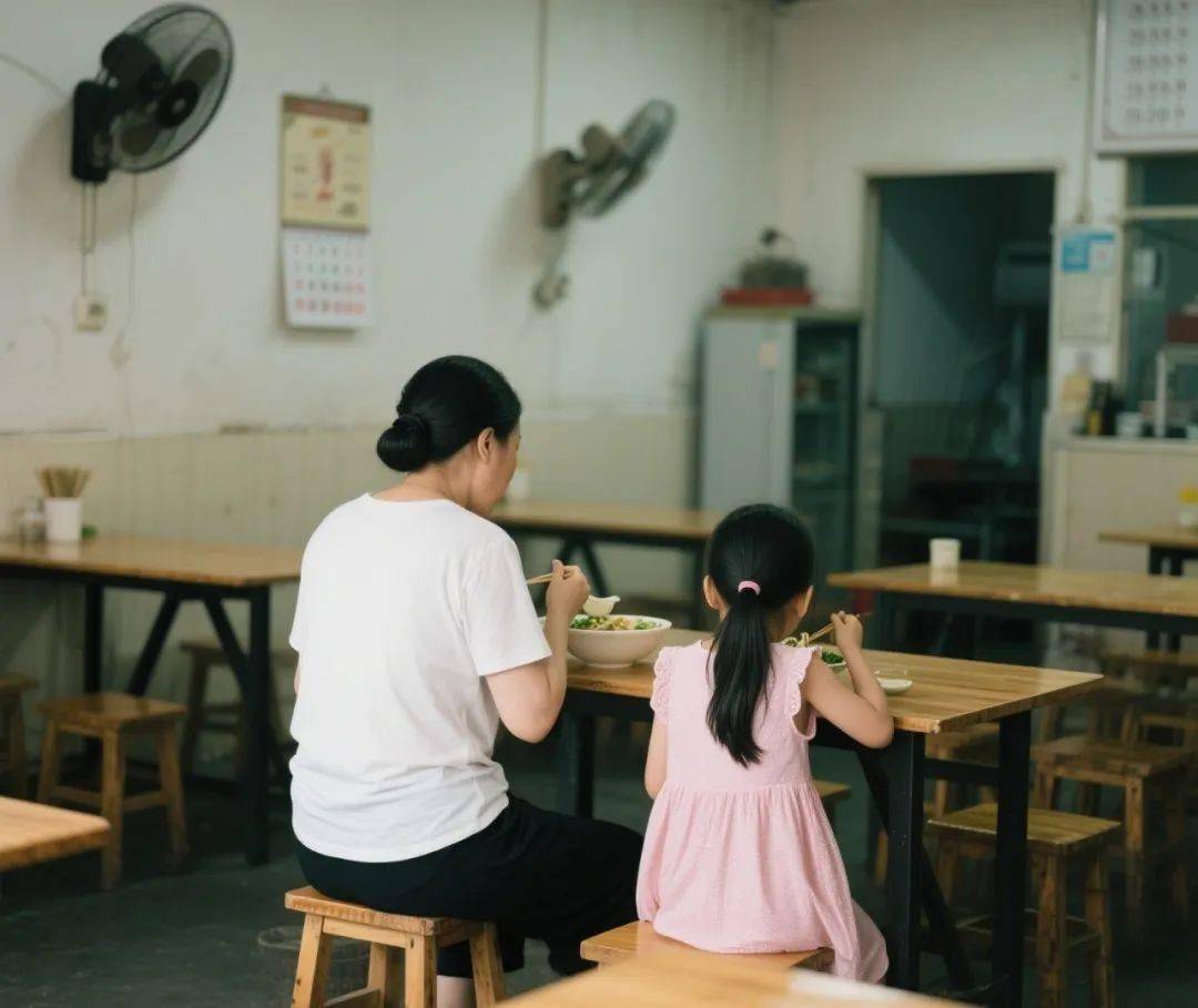 Hai mẹ con ăn mì xong, ông chủ lắc đầu: Hai mẹ con ăn mì xong, ông chủ lắc đầu: