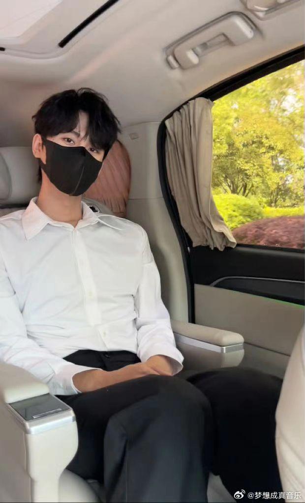 Chủ nhân bản hit làm cả châu Á thất tình bất ngờ lộ diện, visual thế nào mà khiến dân mạng “há hốc”- Ảnh 6.