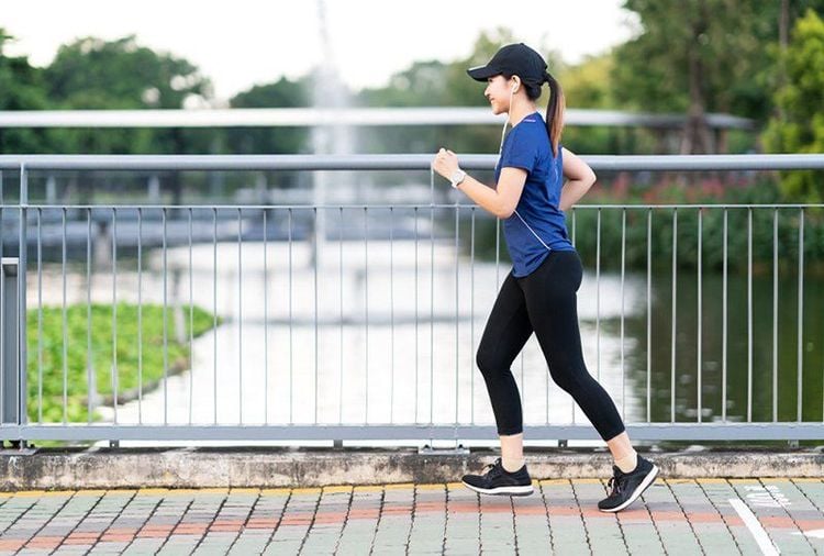 Sai lầm khi đi bộ khiến chị em "già nhanh không tưởng"- Ảnh 2.