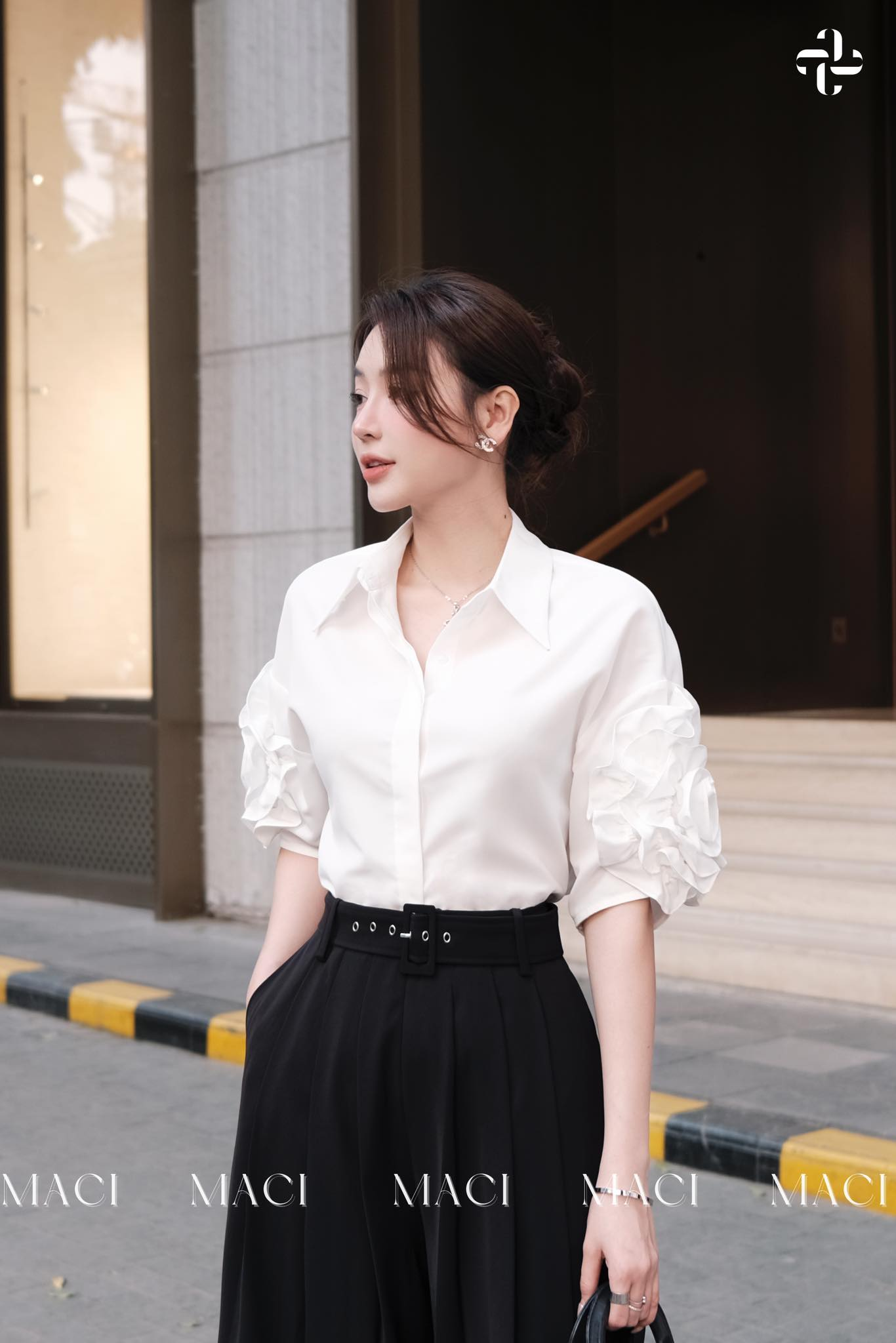 Sơ mi trắng + quần jeans: Cách mix đồ vừa tôn eo thon dáng chuẩn vừa khéo hack tuổi, dành cho các nàng tuổi 35- Ảnh 10.