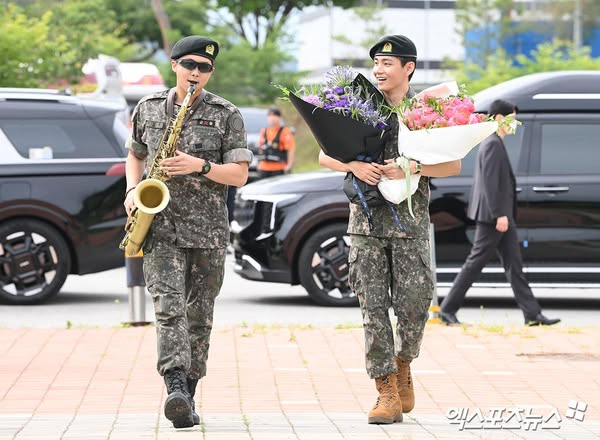 "Khối ở nhà" mừng RM - V (BTS) xuất ngũ: J-Hope mở tiệc chào đón, Jin bất ngờ "đột kích" 2 người em- Ảnh 9. "Khối ở nhà" mừng RM - V (BTS) xuất ngũ: J-Hope mở tiệc chào đón, Jin bất ngờ "đột kích" 2 người em- Ảnh 9.