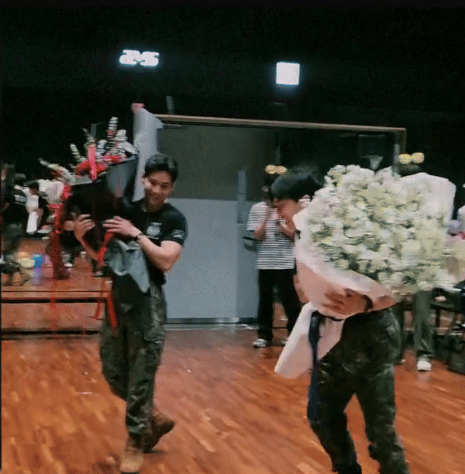 "Khối ở nhà" mừng RM - V (BTS) xuất ngũ: J-Hope mở tiệc chào đón, Jin bất ngờ "đột kích" 2 người em- Ảnh 5. "Khối ở nhà" mừng RM - V (BTS) xuất ngũ: J-Hope mở tiệc chào đón, Jin bất ngờ "đột kích" 2 người em- Ảnh 5.