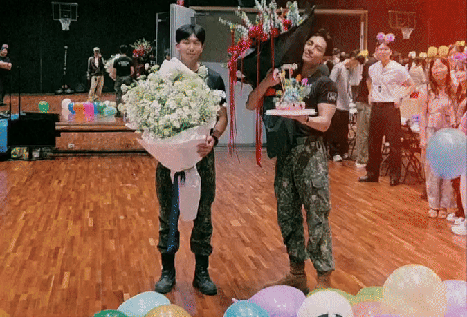 "Khối ở nhà" mừng RM - V (BTS) xuất ngũ: J-Hope mở tiệc chào đón, Jin bất ngờ "đột kích" 2 người em- Ảnh 1. "Khối ở nhà" mừng RM - V (BTS) xuất ngũ: J-Hope mở tiệc chào đón, Jin bất ngờ "đột kích" 2 người em- Ảnh 1.