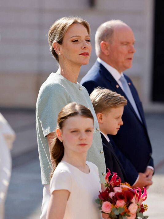 Cặp song sinh Hoàng gia Monaco “chiếm sóng” khi tiếp đón vợ chồng Tổng thống Pháp Emmanuel Macron- Ảnh 2.