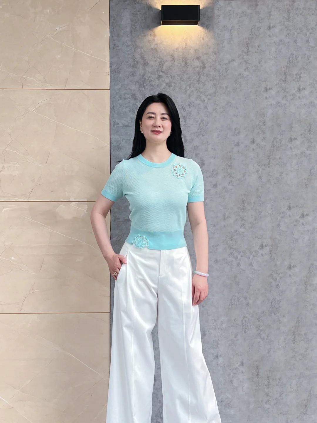 Tuổi 50 không mặc đại được nữa: Mẹo chọn đồ giúp chị em vừa đẹp vừa đẳng cấp- Ảnh 7.