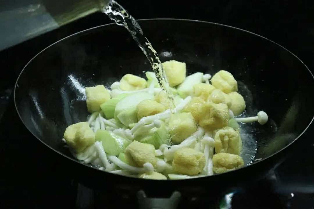 Mướp đầu mùa hè nấu cùng 2 nguyên liệu này sẽ được một nồi canh giúp cả nhà giải nhiệt, ngon miệng, hao cơm- Ảnh 5.