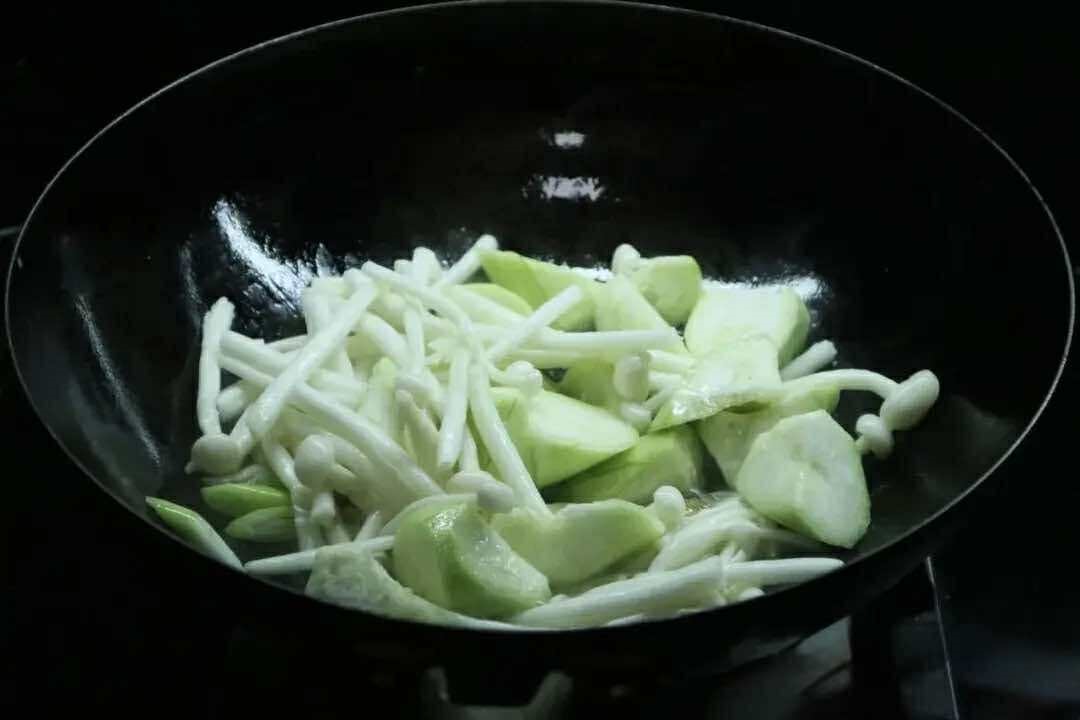 Mướp đầu mùa hè nấu cùng 2 nguyên liệu này sẽ được một nồi canh giúp cả nhà giải nhiệt, ngon miệng, hao cơm- Ảnh 4.