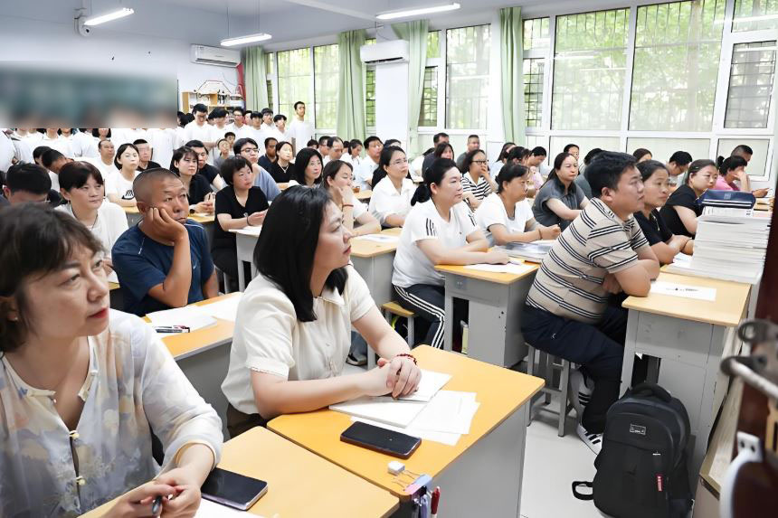 Con học dốt nhất lớp nhưng bố lại được cô giáo mời lên phát biểu: Nghe ông nói câu này, cả lớp vỗ tay!- Ảnh 1. Con học dốt nhất lớp nhưng bố lại được cô giáo mời lên phát biểu: Nghe ông nói câu này, cả lớp vỗ tay!- Ảnh 1.