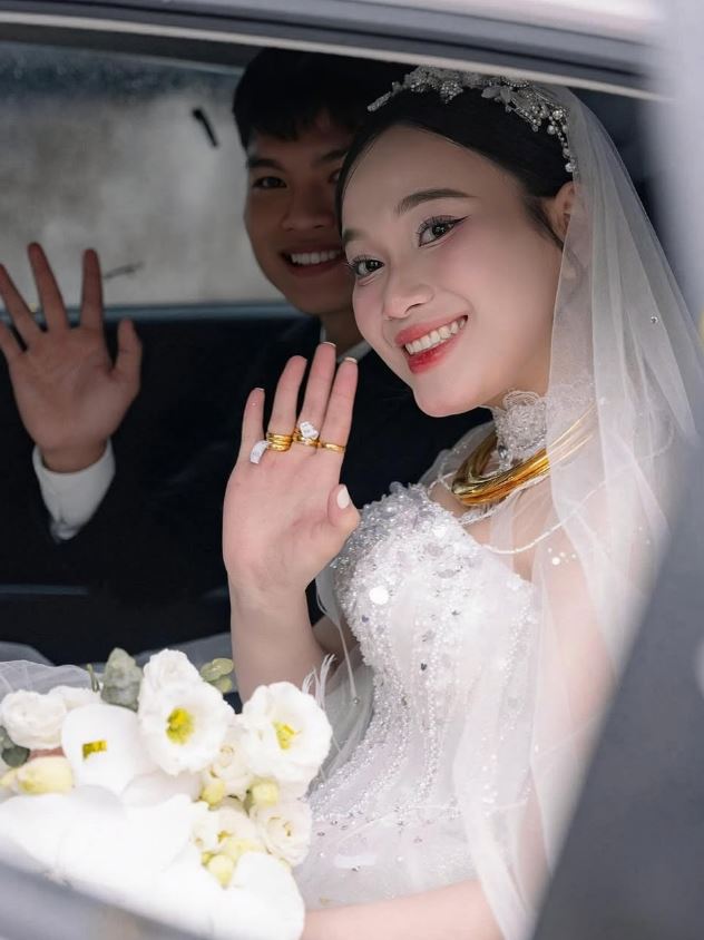 Vợ mới cưới của Hồ Văn Cường lộ hint có bầu?- Ảnh 5. Vợ mới cưới của Hồ Văn Cường lộ hint có bầu?- Ảnh 5.