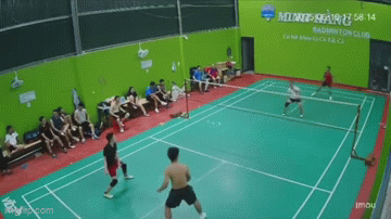 Xôn xao clip người đàn ông bất ngờ đứng dậy rồi ngã gục xuống sân cầu lông- Ảnh 1.