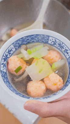 Món canh 5 phút cho ngày nắng nóng, không cần xào nấu phức tạp vẫn thơm ngon ngỡ ngàng- Ảnh 2.