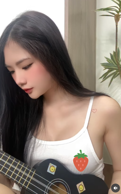 "Nóng" hơn cả clip của Chang Xi, dân mạng xôn xao với khoảnh khắc chơi đàn táo bạo- Ảnh 3. "Nóng" hơn cả clip của Chang Xi, dân mạng xôn xao với khoảnh khắc chơi đàn táo bạo- Ảnh 3.