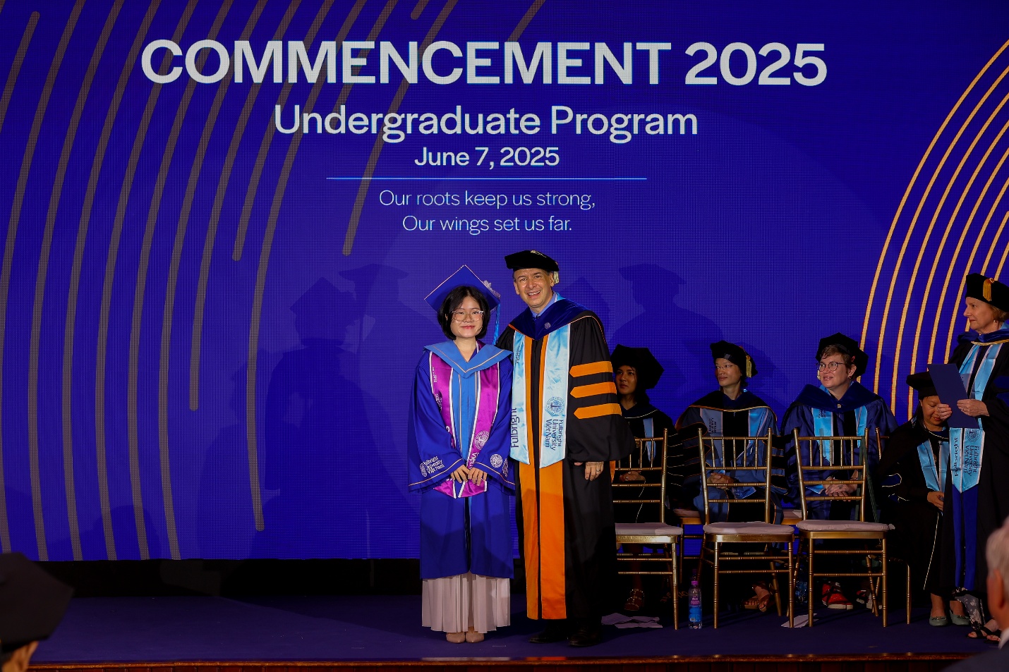 "Vững Rễ, Vươn Xa" – Thông điệp ý nghĩa gửi gắm đến thế hệ Tân Cử nhân 2025 Trường Fulbright- Ảnh 2.