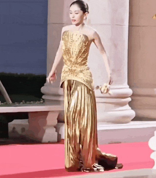 1 nữ diễn viên ngã "bổ nhào" trên thảm đỏ show thời trang, BTC đã dặn nhưng quyết không nghe!- Ảnh 1.