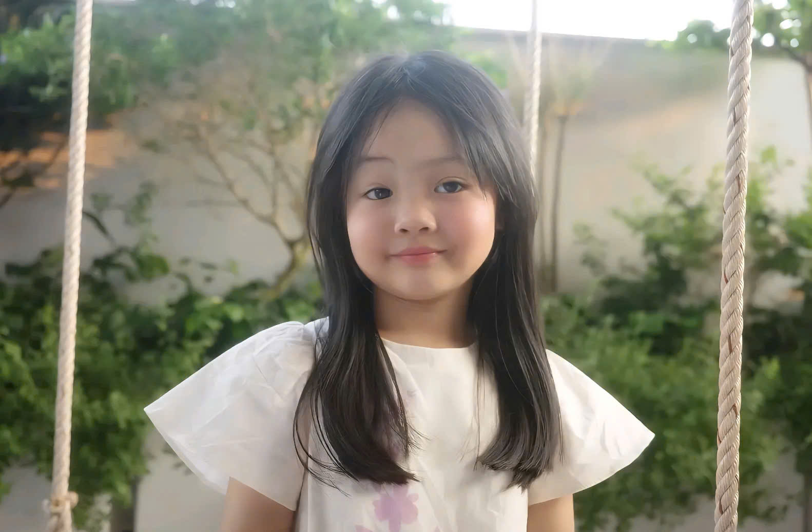 Hot mom Đàm Thu Trang khoe ảnh "nàng thơ" nhà mình khiến hội mẹ bỉm mê mệt nét trong veo của bé Suchin- Ảnh 4. Hot mom Đàm Thu Trang khoe ảnh "nàng thơ" nhà mình khiến hội mẹ bỉm mê mệt nét trong veo của bé Suchin- Ảnh 4.