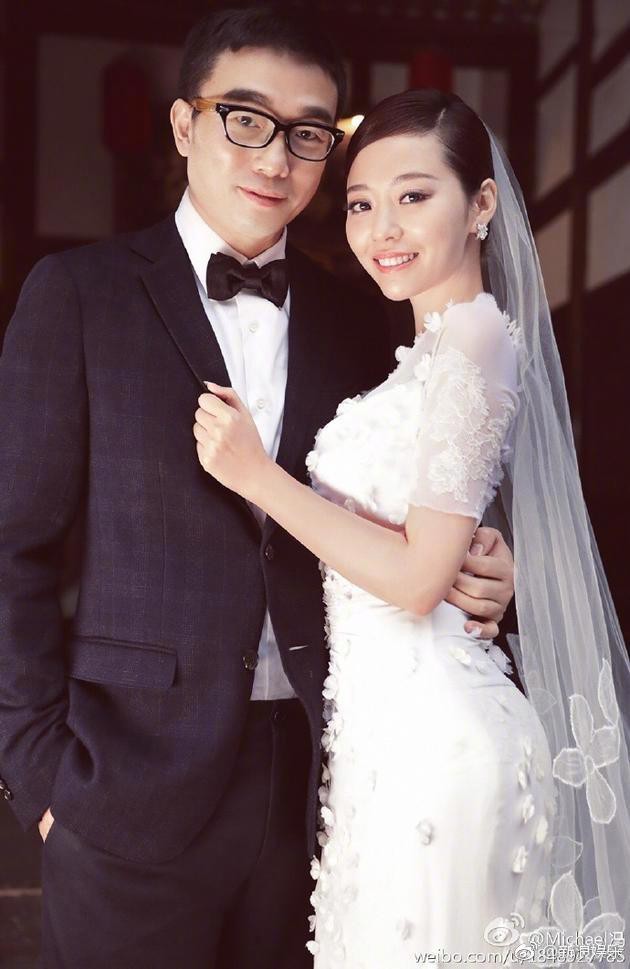 Nữ ca sĩ được gọi là “thiên thần biết hát” của showbiz: Dân chơi hộp đêm ai cũng biết, 2 lần dính phốt “tiểu tam”- Ảnh 8. Nữ ca sĩ được gọi là “thiên thần biết hát” của showbiz: Dân chơi hộp đêm ai cũng biết, 2 lần dính phốt “tiểu tam”- Ảnh 8.