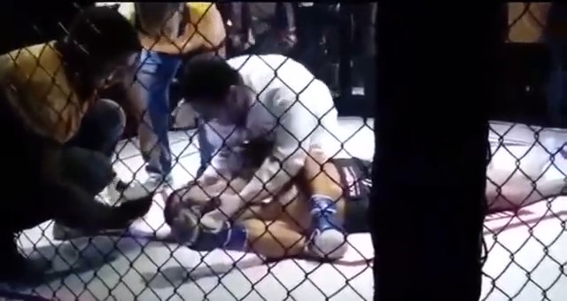 Loạt bi kịch khiến cả làng MMA chết lặng: Tử vong ngay trên khán đài đến đôi chân gãy gập kinh hoàng- Ảnh 2. Loạt bi kịch khiến cả làng MMA chết lặng: Tử vong ngay trên khán đài đến đôi chân gãy gập kinh hoàng- Ảnh 2.