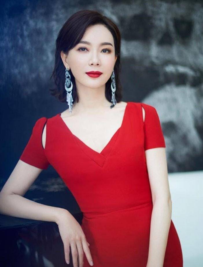 Phụ nữ tuổi 40 - 50 nên tránh để tóc dài! Thử ngay 3 kiểu tóc này để trẻ trung và thanh lịch hơn- Ảnh 4.