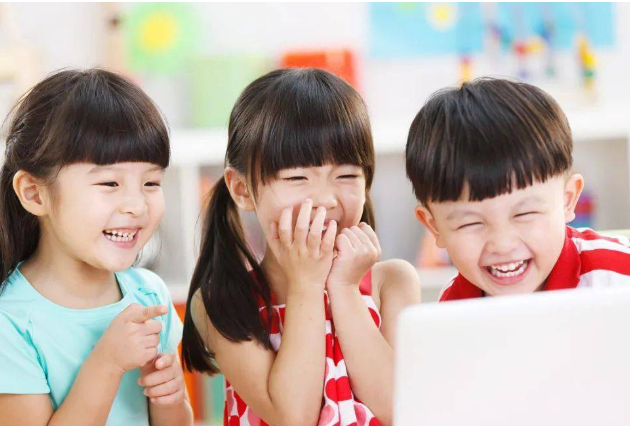Gửi con cho hàng xóm 30 phút, mẹ Hà Nội nhận lại bức ảnh và tin nhắn "choáng váng"- Ảnh 2.