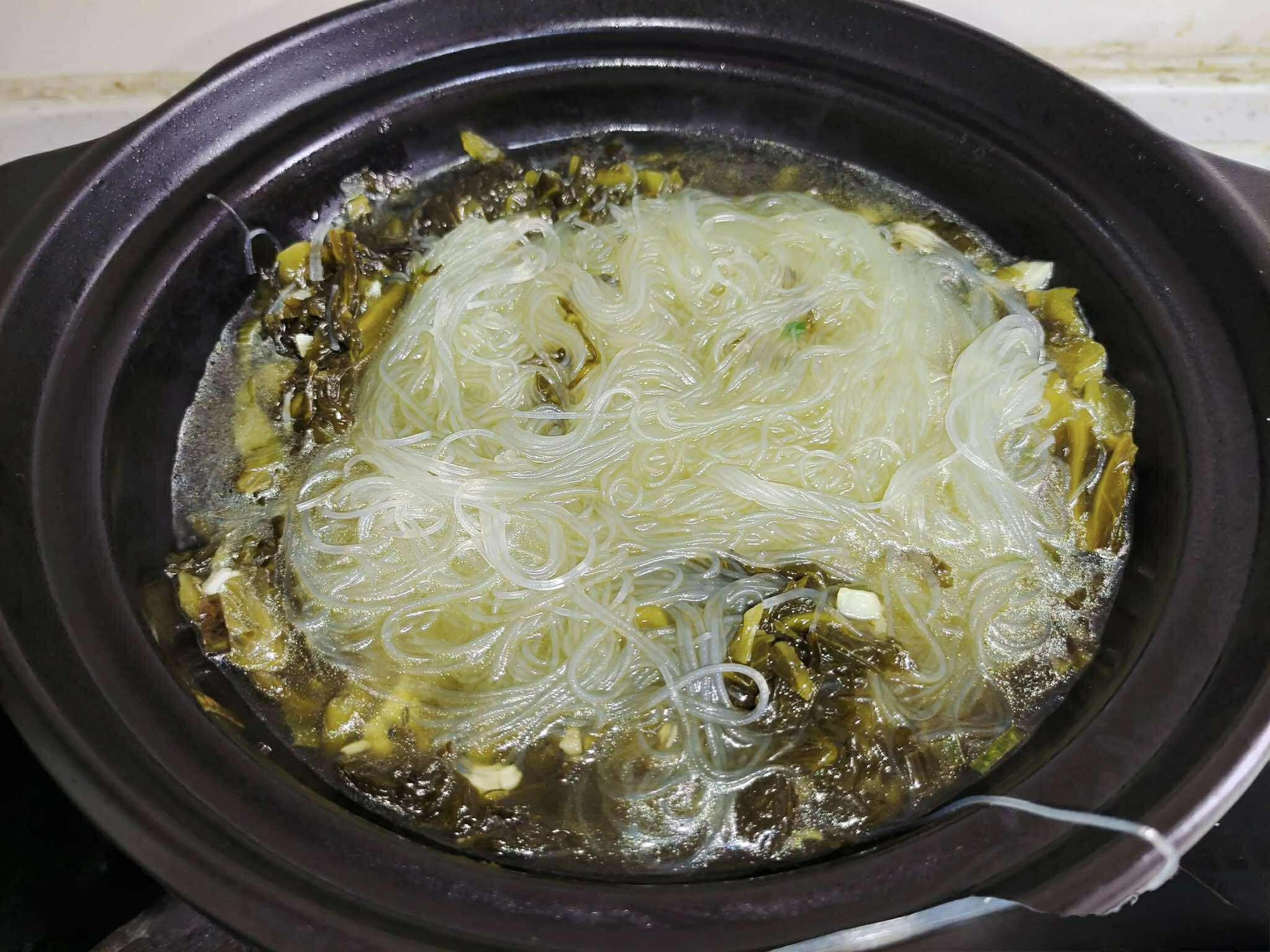 Miến mà nấu theo cách này nghe thì "lạ lẫm" nhưng hương vị lại ngon bất ngờ, nhất là trong tiết trời nắng nóng- Ảnh 5. Miến mà nấu theo cách này nghe thì "lạ lẫm" nhưng hương vị lại ngon bất ngờ, nhất là trong tiết trời nắng nóng- Ảnh 5.