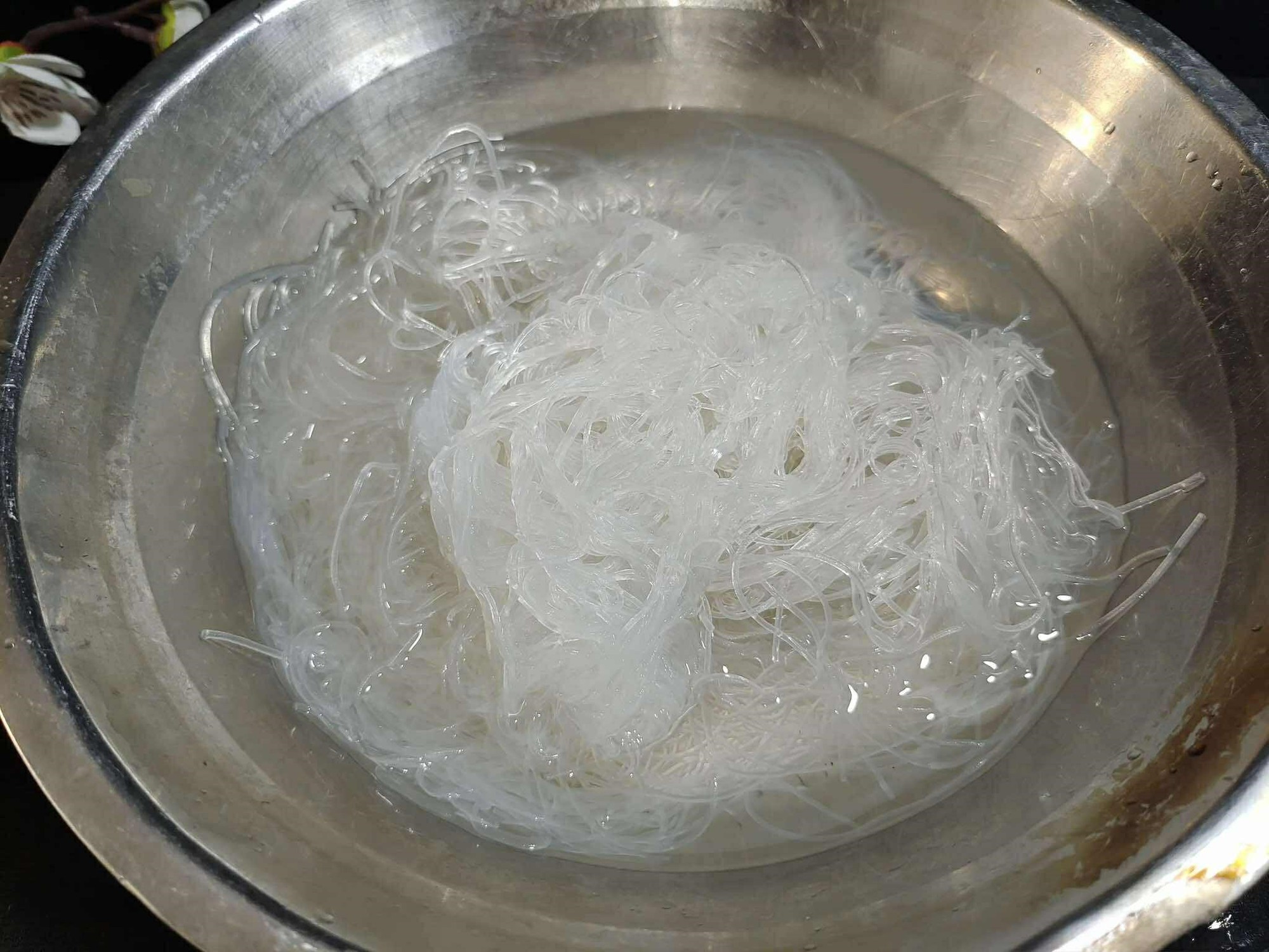 Miến mà nấu theo cách này nghe thì "lạ lẫm" nhưng hương vị lại ngon bất ngờ, nhất là trong tiết trời nắng nóng- Ảnh 3. Miến mà nấu theo cách này nghe thì "lạ lẫm" nhưng hương vị lại ngon bất ngờ, nhất là trong tiết trời nắng nóng- Ảnh 3.