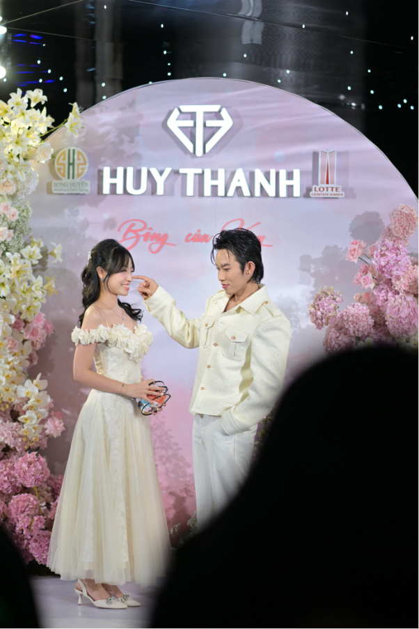 Thắng đời 1 - 0: Cô gái được Kay Trần đeo dây chuyền “tỏ tình” tại fansign- Ảnh 9. Thắng đời 1 - 0: Cô gái được Kay Trần đeo dây chuyền “tỏ tình” tại fansign- Ảnh 9.