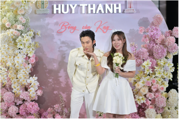 Thắng đời 1 - 0: Cô gái được Kay Trần đeo dây chuyền “tỏ tình” tại fansign- Ảnh 10. Thắng đời 1 - 0: Cô gái được Kay Trần đeo dây chuyền “tỏ tình” tại fansign- Ảnh 10.