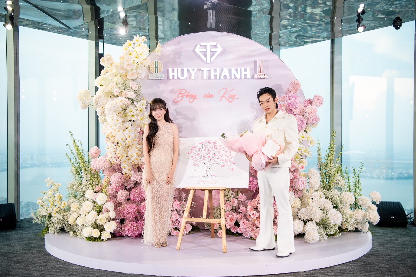 Thắng đời 1 - 0: Cô gái được Kay Trần đeo dây chuyền “tỏ tình” tại fansign- Ảnh 4. Thắng đời 1 - 0: Cô gái được Kay Trần đeo dây chuyền “tỏ tình” tại fansign- Ảnh 4.