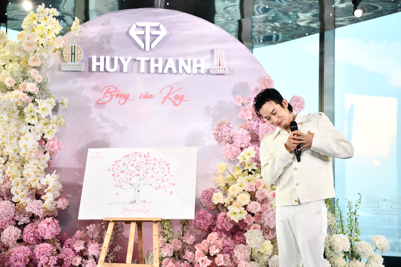 Thắng đời 1 - 0: Cô gái được Kay Trần đeo dây chuyền “tỏ tình” tại fansign- Ảnh 5. Thắng đời 1 - 0: Cô gái được Kay Trần đeo dây chuyền “tỏ tình” tại fansign- Ảnh 5.