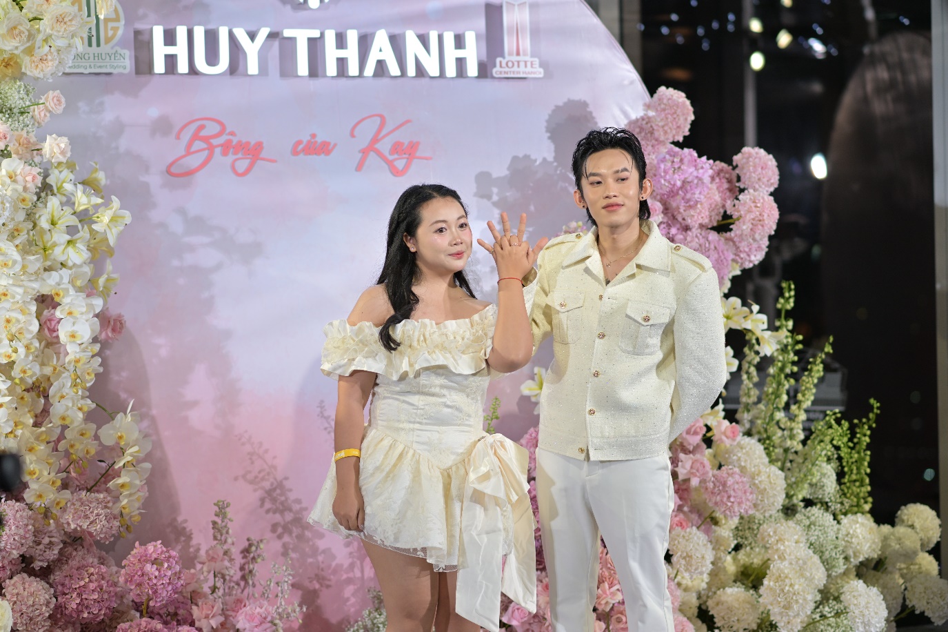 Thắng đời 1 - 0: Cô gái được Kay Trần đeo dây chuyền “tỏ tình” tại fansign- Ảnh 8. Thắng đời 1 - 0: Cô gái được Kay Trần đeo dây chuyền “tỏ tình” tại fansign- Ảnh 8.