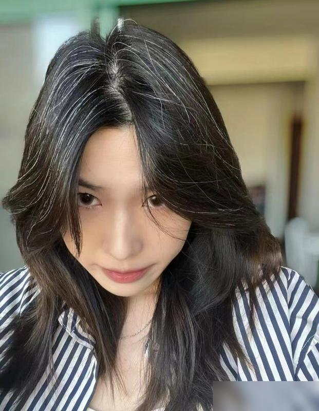 Tóc bạc không phải nỗi sợ: 5 kiểu tóc giúp phụ nữ trung niên đẹp rạng ngời mà không cần nhuộm- Ảnh 2. Tóc bạc không phải nỗi sợ: 5 kiểu tóc giúp phụ nữ trung niên đẹp rạng ngời mà không cần nhuộm- Ảnh 2.