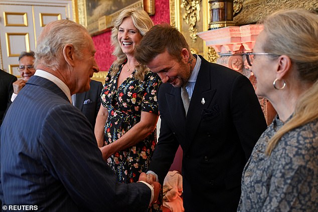 David Beckham chính thức được phong tước "Hiệp sĩ", Victoria thành "Lady", hào quang chói lọi!- Ảnh 2.